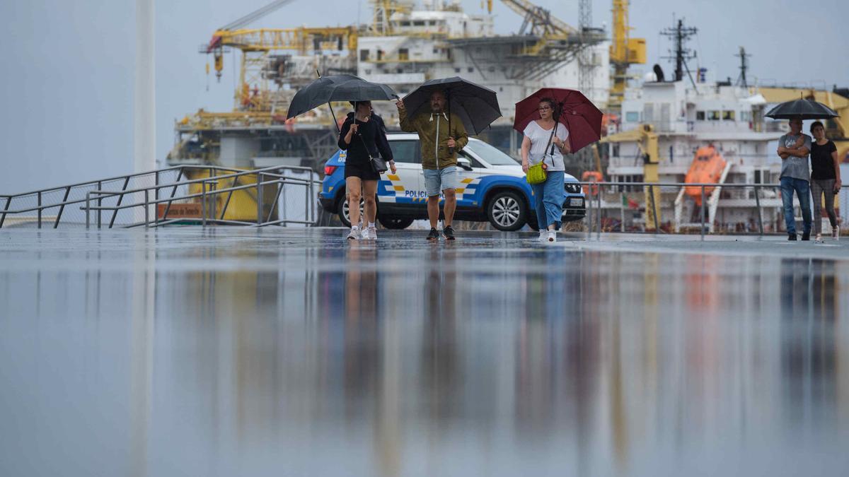 Varias personas se cubren de la lluvia en Tenerife en una imagen de archivo.