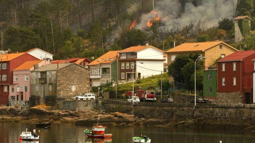 Un incendio forestal cerca de viviendas en Carnota.