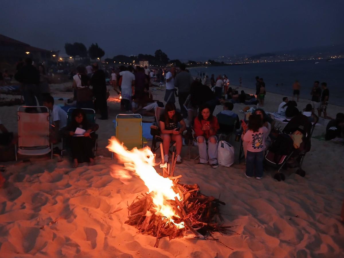 La noche de San Xoán en la playa de Rodeira, en Cangas. La noche de San Xoán en la playa de Rodeira, en Cangas.