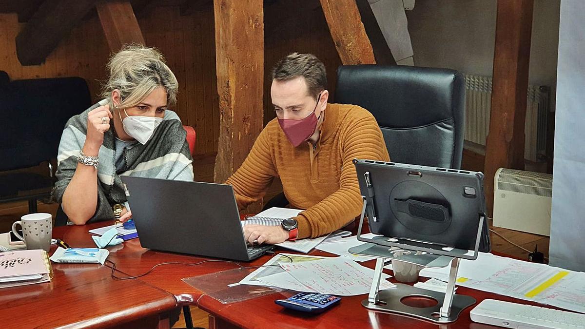 La concejala de Hacienda, Patricia Martín, y el alcalde de Benavente, Luciano Huerga, trabajando en el presupuesto.