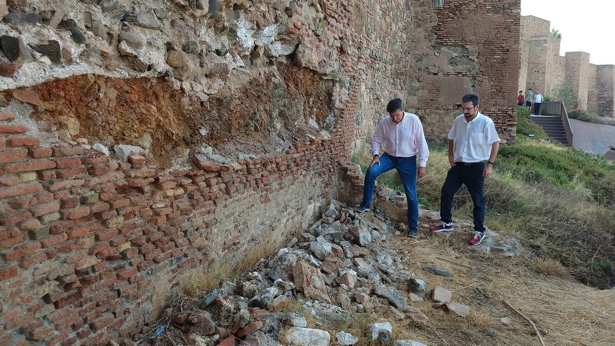 Miguel Ángel Pérez y Antonio Alcázar,  en una de las dos zonas dañadas.