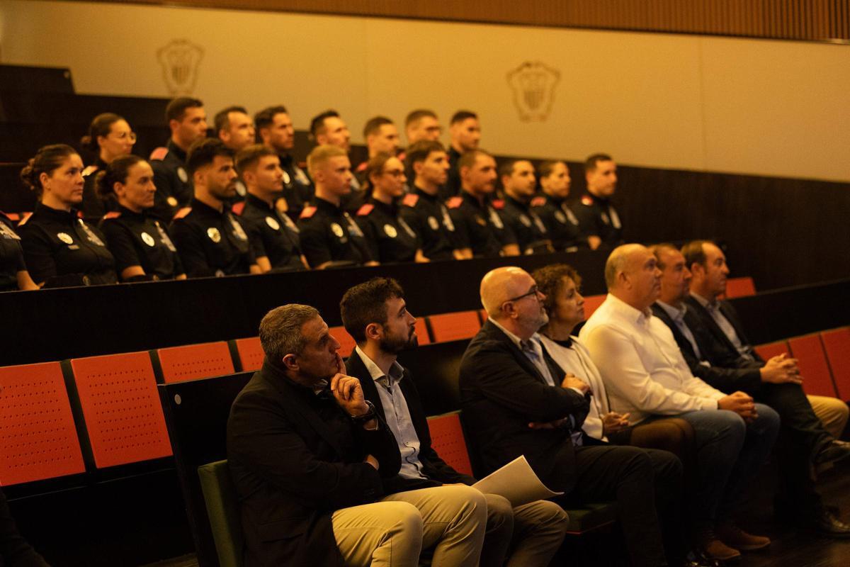 Los agentes, detrás de las autoridades, durante los discursos