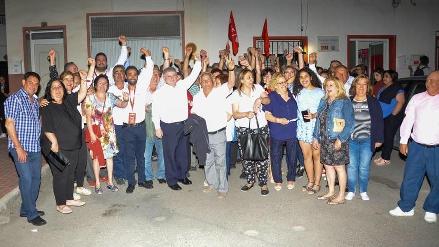 El alcalde socialista de Calasparra, José Vélez, celebra la victoria con sus vecinos y miembros de su partido.