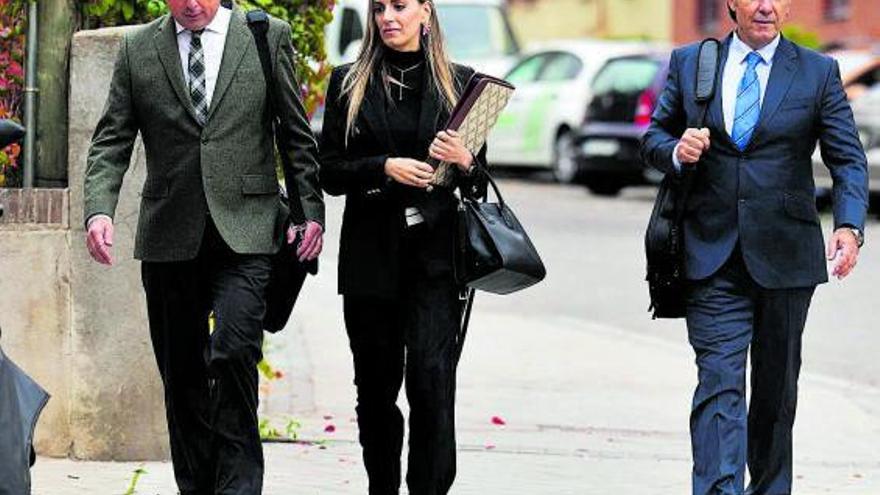 Luis Lorenzo (d) y su pareja Arancha Suárez (c) a su llegada al Juzgado para declarar. | // BORJA SÁNCHEZ TRILLO
