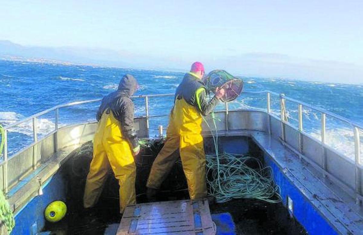 Un pesquero, ayer largando nasas.   | // CEDIDA