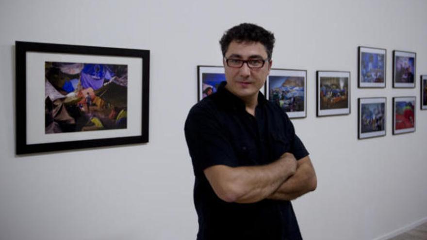 El artista Emilio Codina, ante sus fotografías en la Nau.