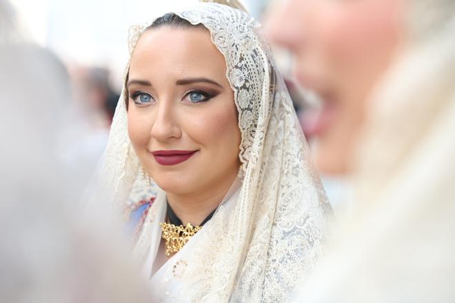 Cheste recibe a Berta y la corte en la Ofrenda a la Virgen de la Soledad