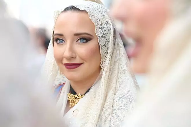 Cheste recibe a Berta y la corte en la Ofrenda a la Virgen de la Soledad