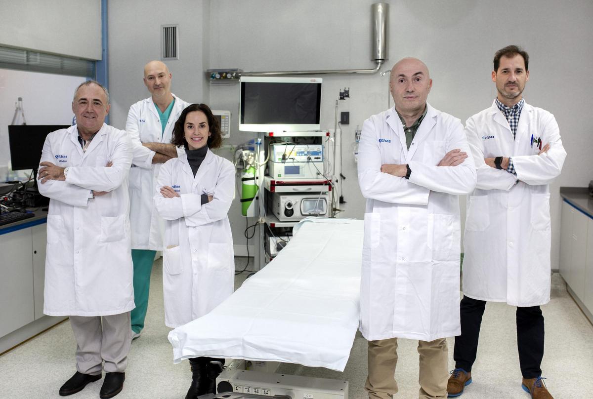 La doctora Carmona, con otros especialistas de la Unidad de Aparato Digestivo de Vithas Fátima