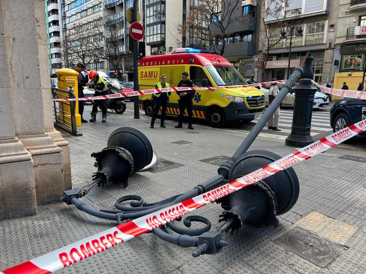 Cae una farola en el centro de València y deja al menos un herido
