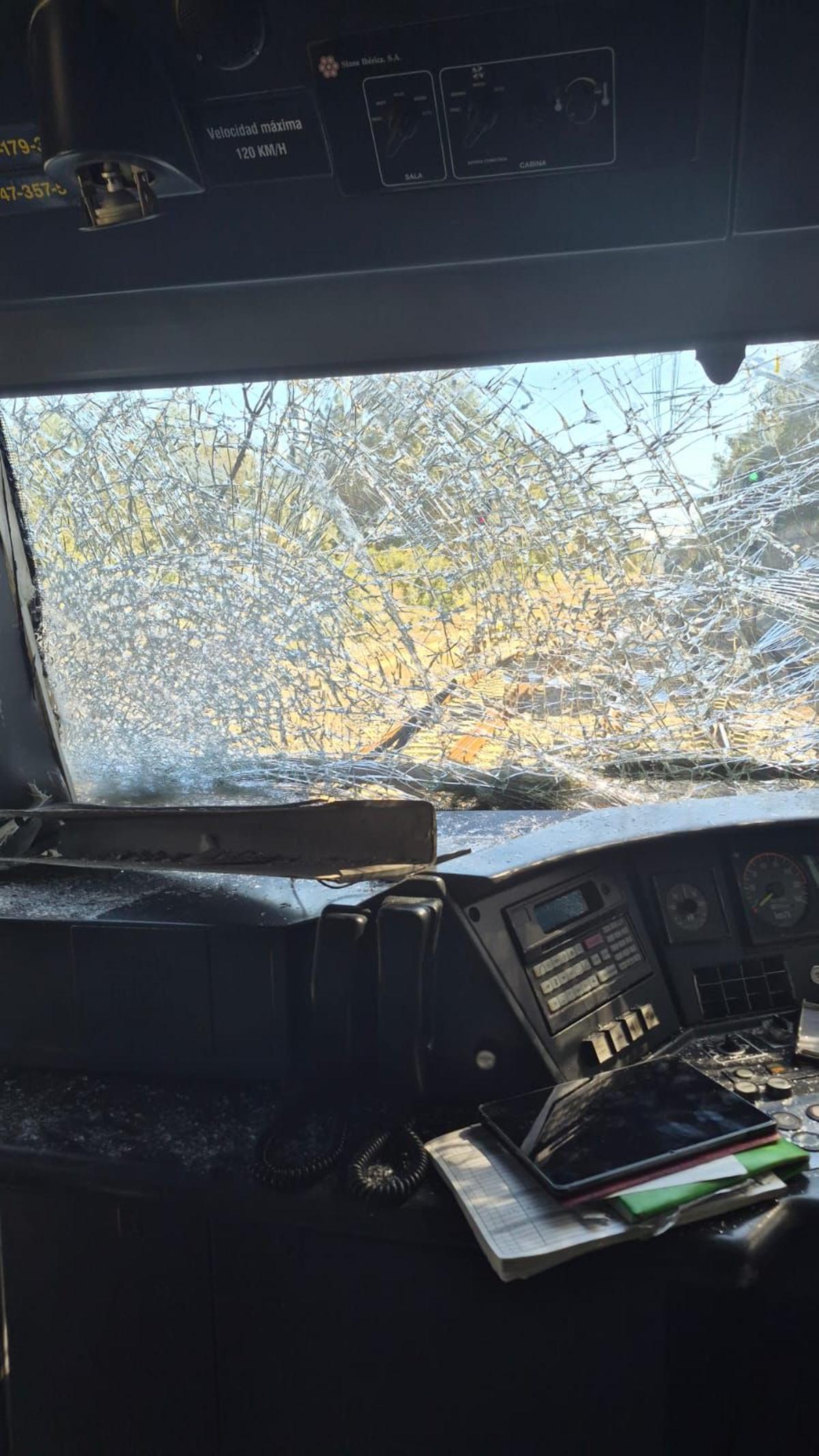 Imatge del tren que ha xocat contra un arbre a l'R11 a Sant Jordi Desvalls