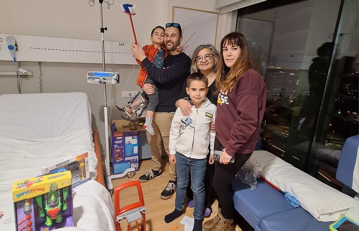 La familia de Alejandro, con el regalo que le trajeron los Reyes Magos al Hospital Sant Joan de Déu