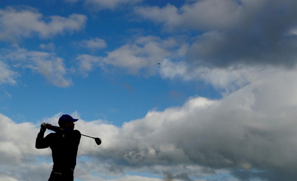 El golfista estadounidense Tiger Woods golpea la bola durante la primera ronda del Abiero Británico.  REUTERS/Jason Cairnduff