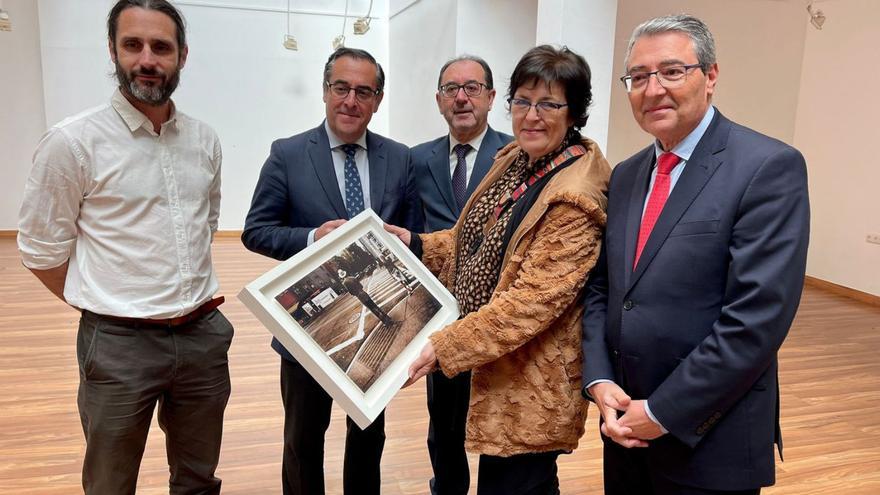 Salado y Briones en una de las visitas a centros educativos de Rincón, ayer. | L.O.