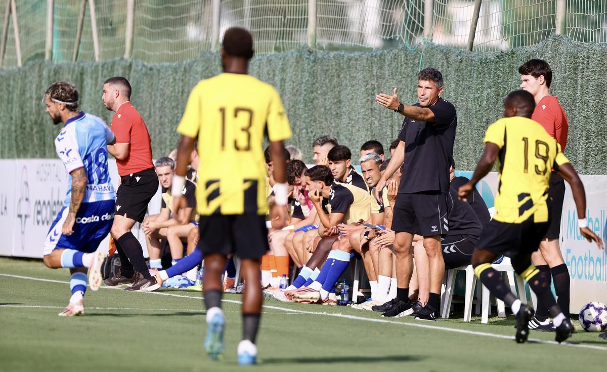 Funes da indicaciones en el banquillo durante el partido ante el Al Ittihad