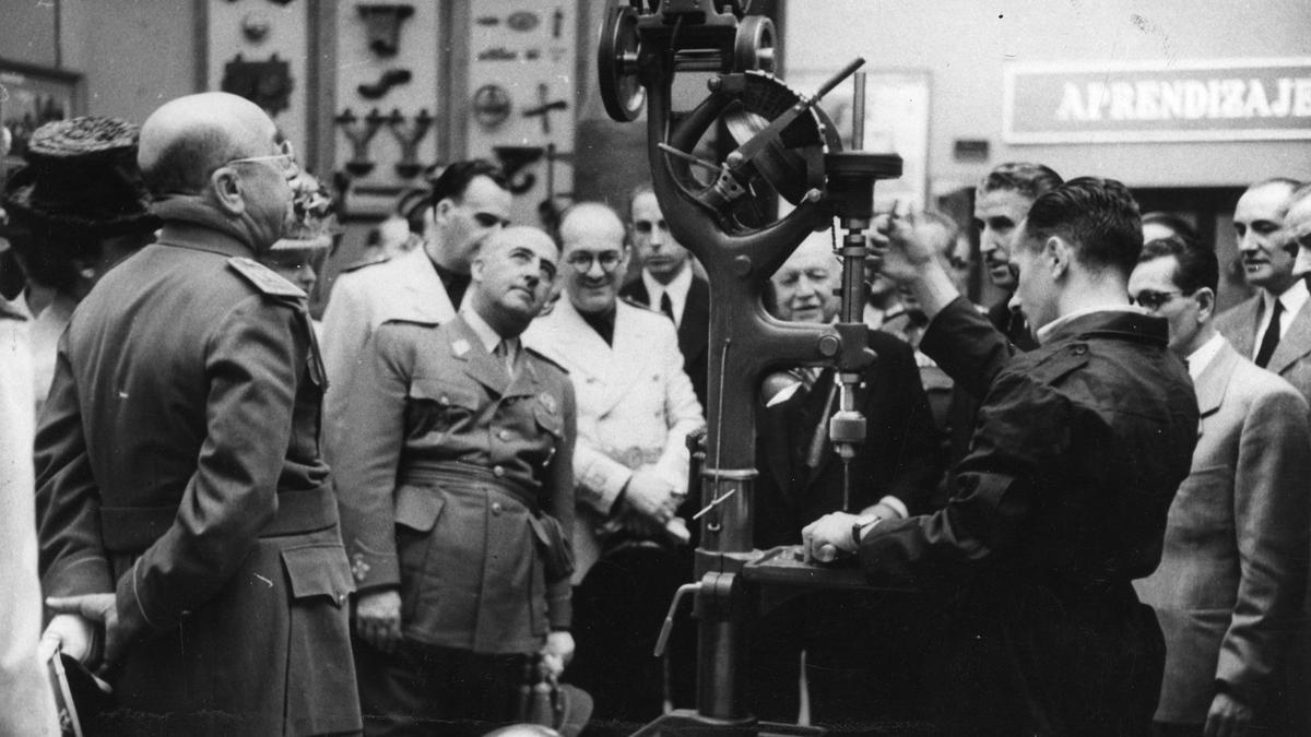 El general Franco, en la Escola del Treball de Barcelona