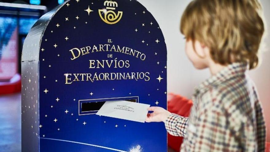 Llega la Navidad: Correos instala 37 &#039;buzones mágicos&#039; en Canarias para que los más pequeños envíen sus cartas a Papá Noel y Reyes Magos