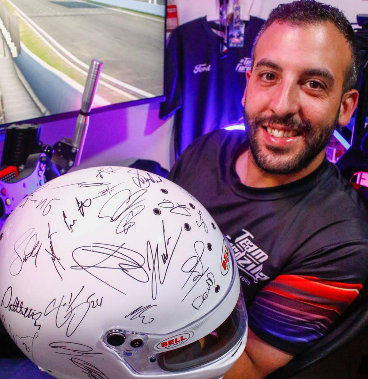 Pablo López en su casa de Cambados con el simulador con el que trabaja y compite contra pilotos de todo el mundo.  | // I. ABELLA