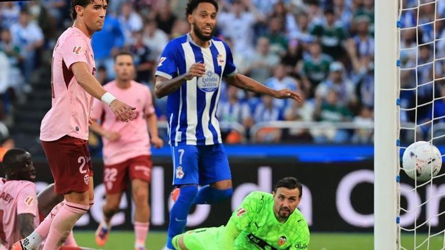 El Valencia CF da vergüenza y revive al Superdépor en Riazor