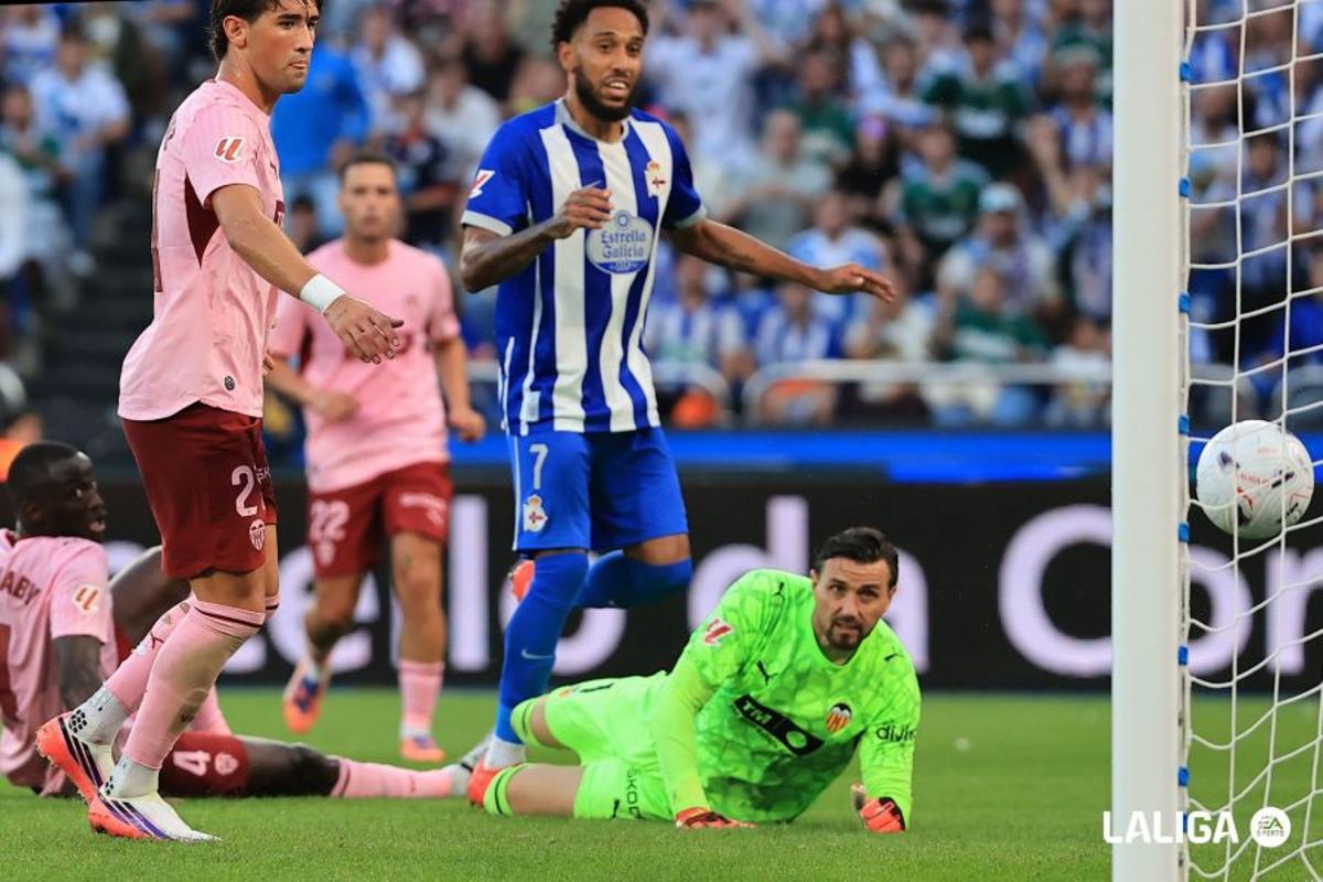 Aubameyang, en el momento en que supera a Dimitrievski en el 2-0 para los deportivistas