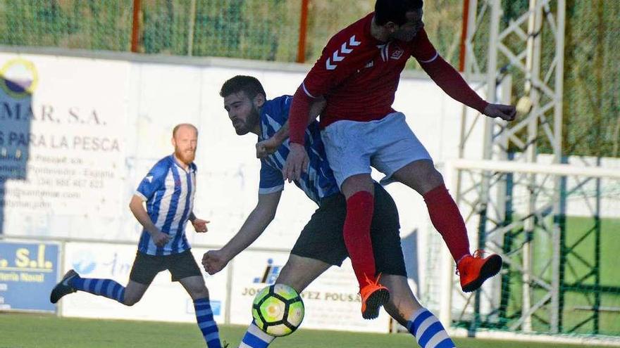 Un jugador del Rápido Bahía y otro del San Martín, luchan por un balón. // Gonzalo Núñez