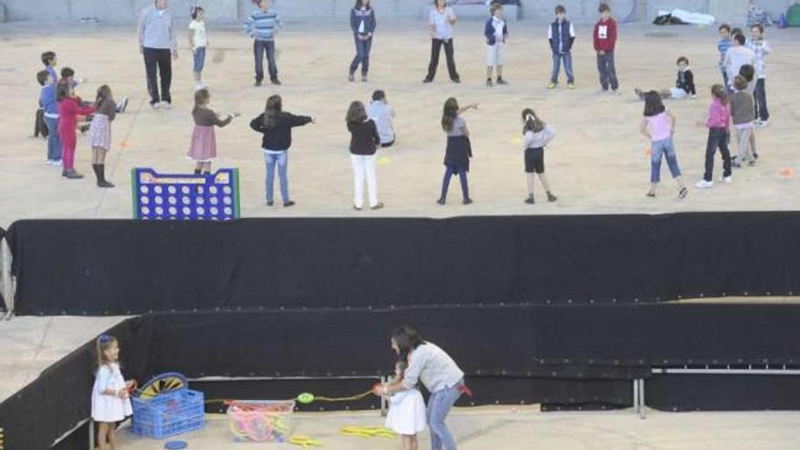 Niños de familia numerosa juegan, ayer, en las actividades organizadas en el Coliseum. / víctor echave