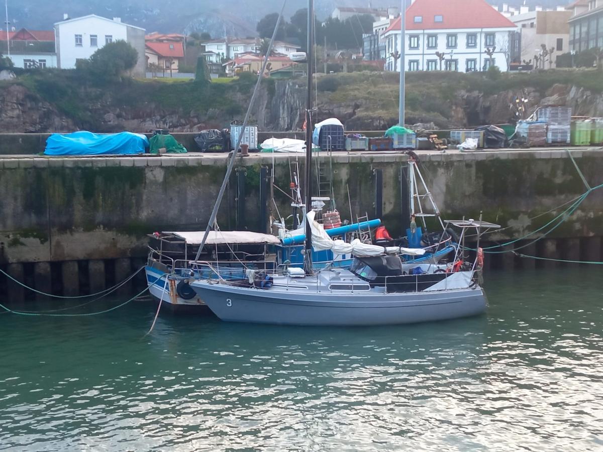 El velero holandés, amarrado incorrectamente al pesquero de Íñigo Ablanedo.