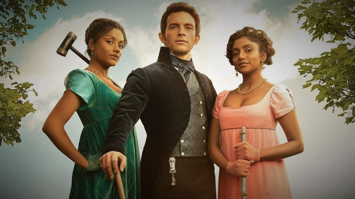 Simone Ashley, Jonathan Bailey y Charithra Chandran, en una imagen promocional de la segunda temporada de 'Los Bridgerton'.