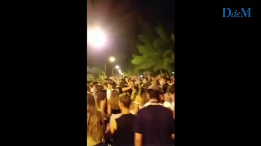 Party spanischer Jugendlicher in Arenal an der Playa de Palma.