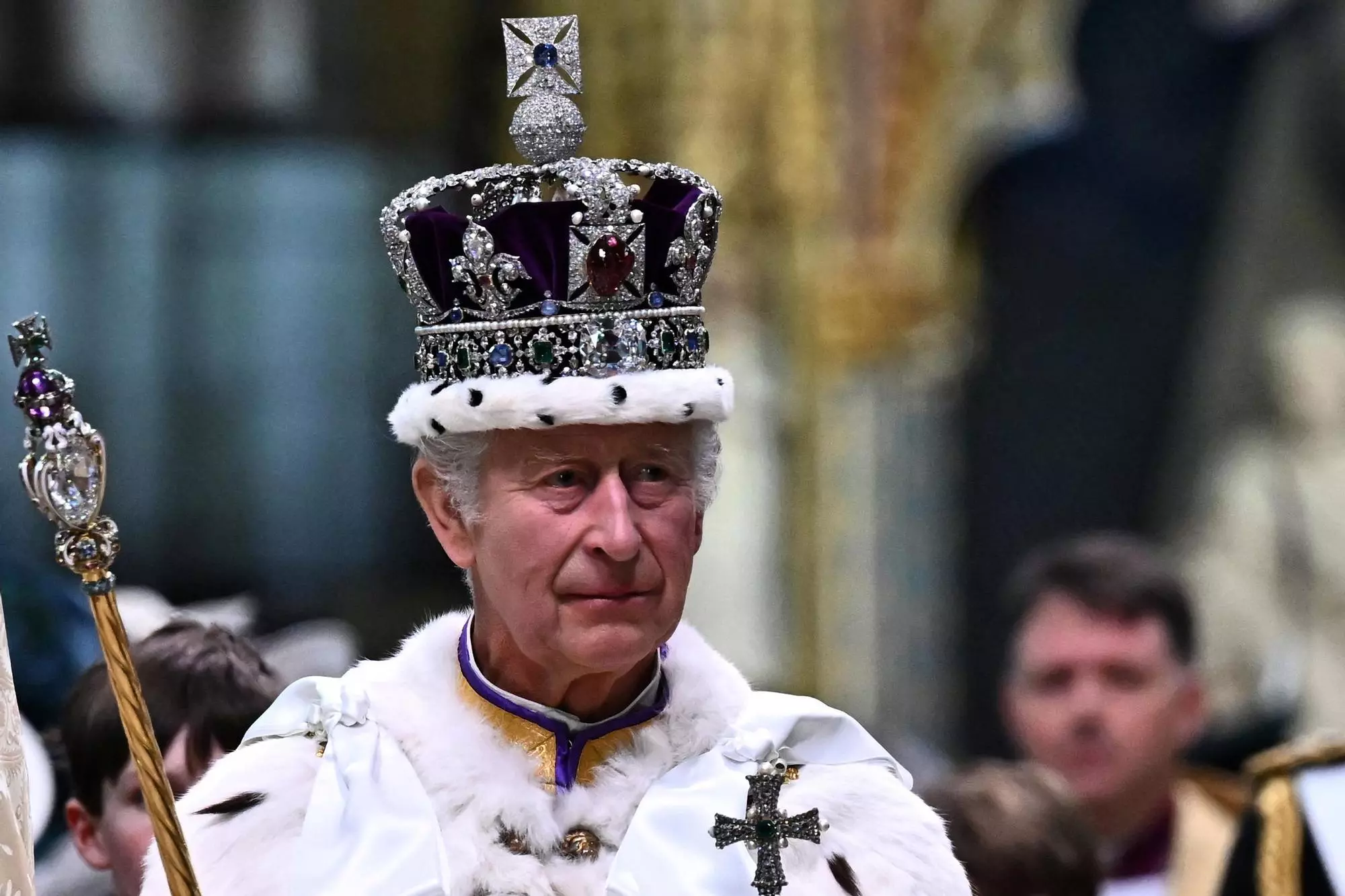 El rey Carlos III realiza su juramento ante la biblia y el arzobispo de Canterbury