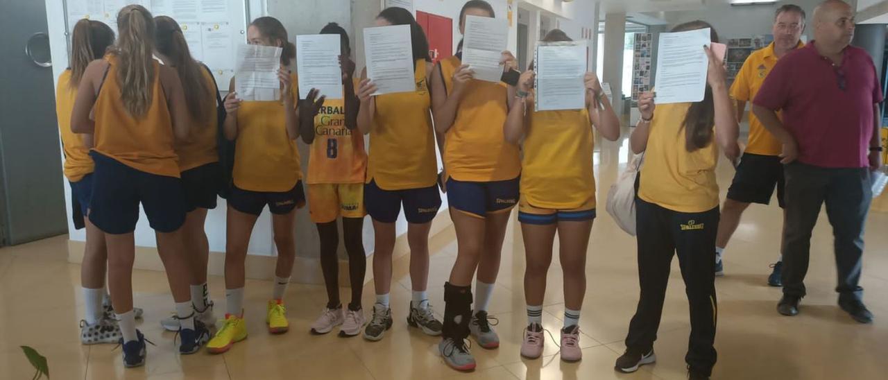 Un grupo de jugadoras menores de edad del Granca, ayer, muestran el registro de solicitud para reunirse con Antonio Morales. | | LP