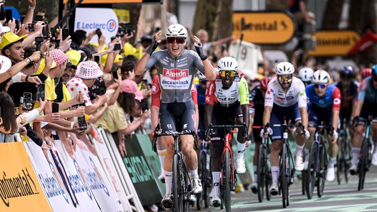 Jasper Philipsen gana la primera etapa del Tour.