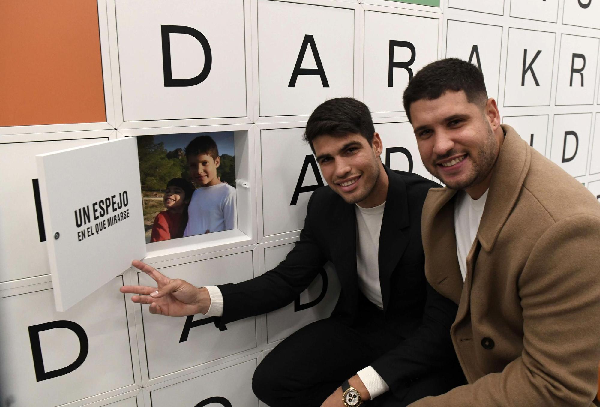 Así ha sido la inauguración de la exposición de Carlos Alcaraz en la Cárcel Vieja de Murcia