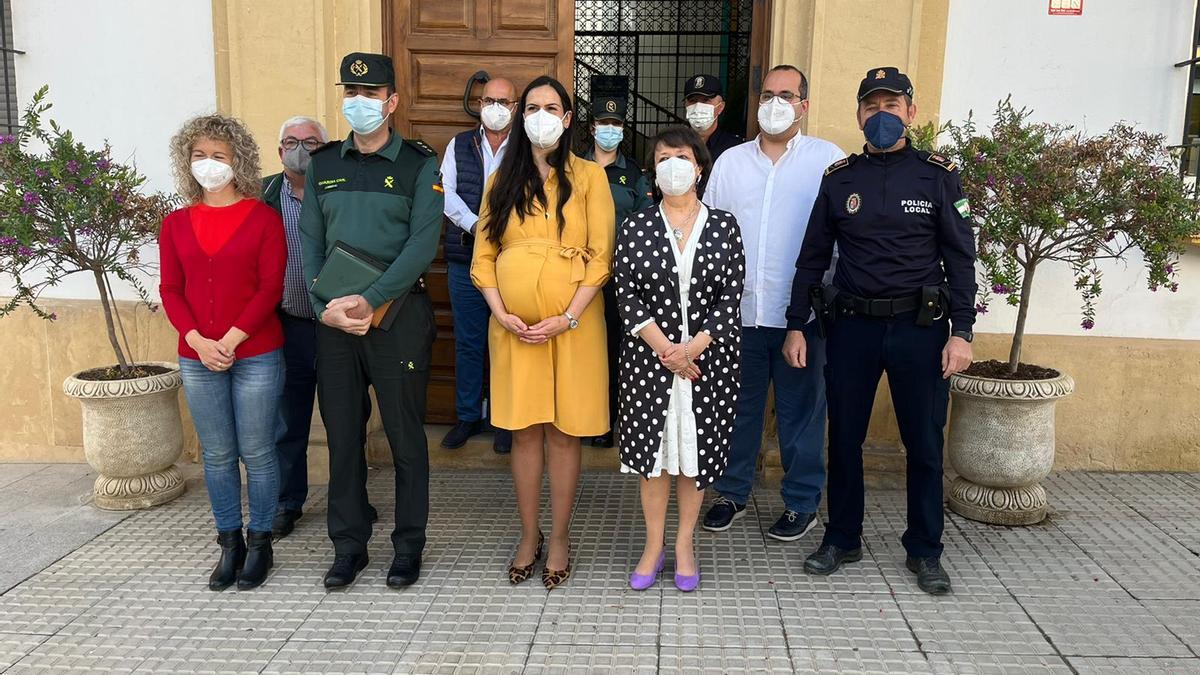 Rafaela Valenzuela, junto a  Desirée Benavides y Juan Carretero, antes de la Junta Local de Seguridad en El Carpio.