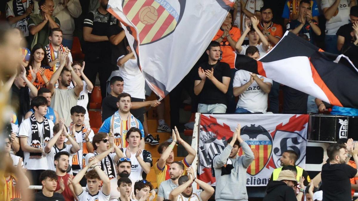 Aficionados del Valencia en Mestalla, durante el partido ante el Rayo Vallecano esta temporada. | J. M. LÓPEZ