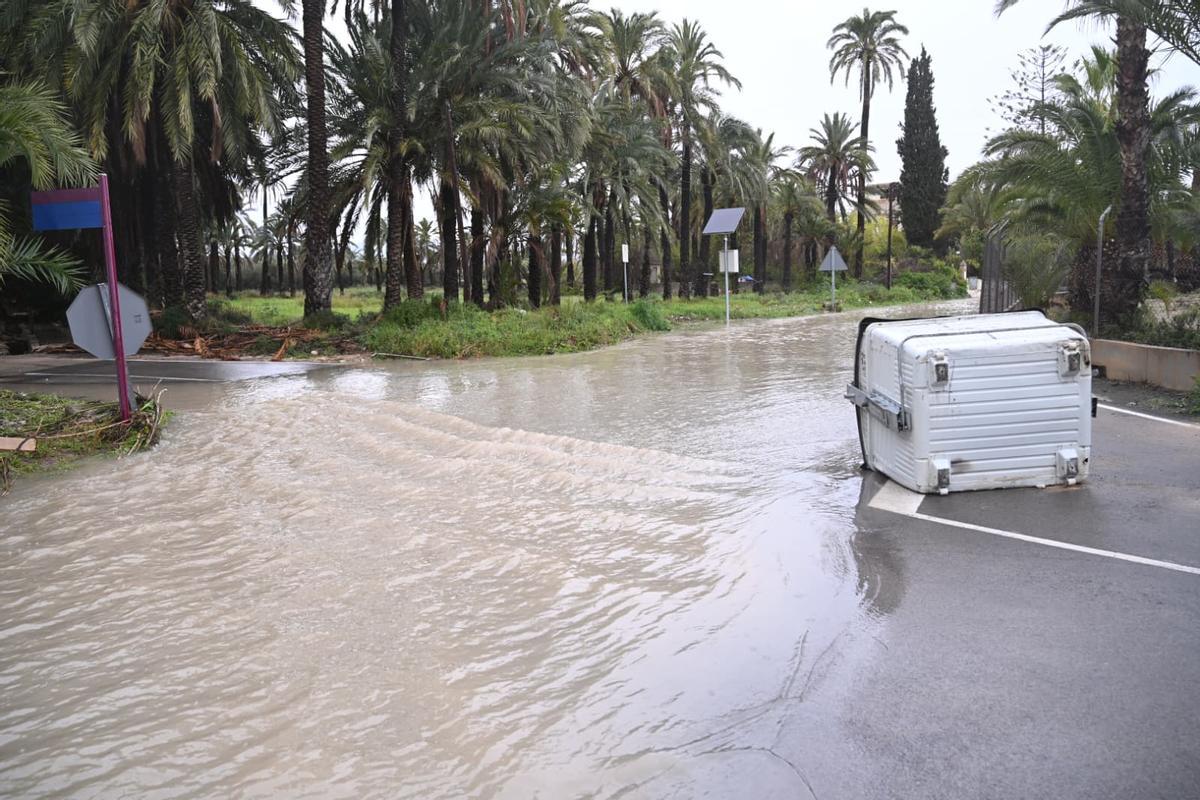 El barranco de San Antón en Elche se desborda en la carretera de Santa Pola