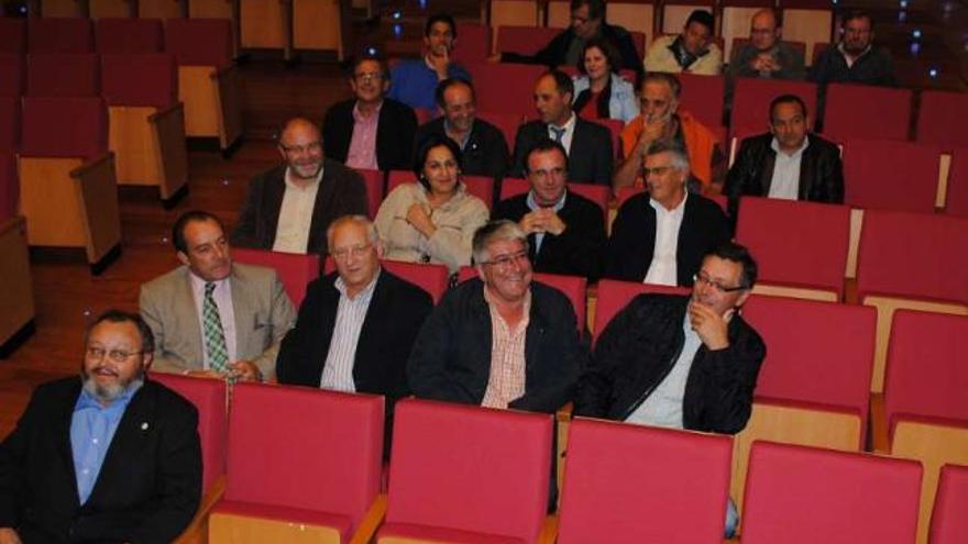 Alcaldes y representantes de la plataforma, en una reunión el martes en Vimianzo. / m. c. s.