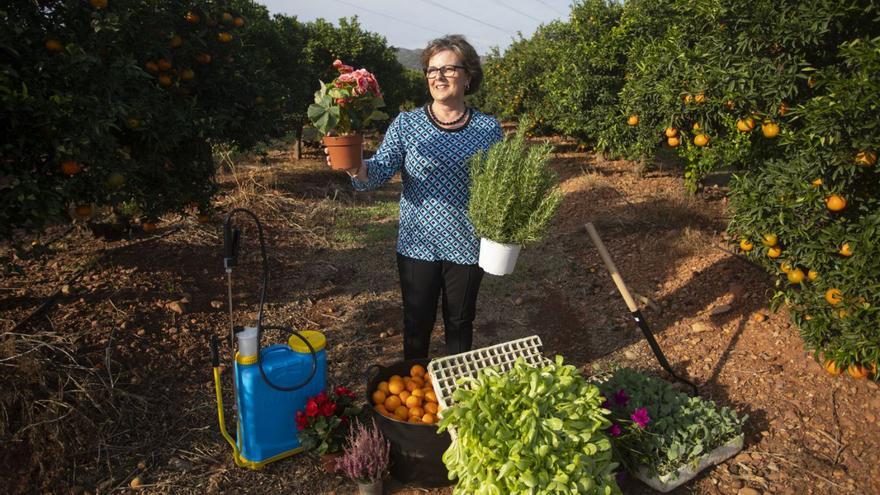 Una dona agricultora en una fotografia d’arxiu. | DANIEL TORTAJADA