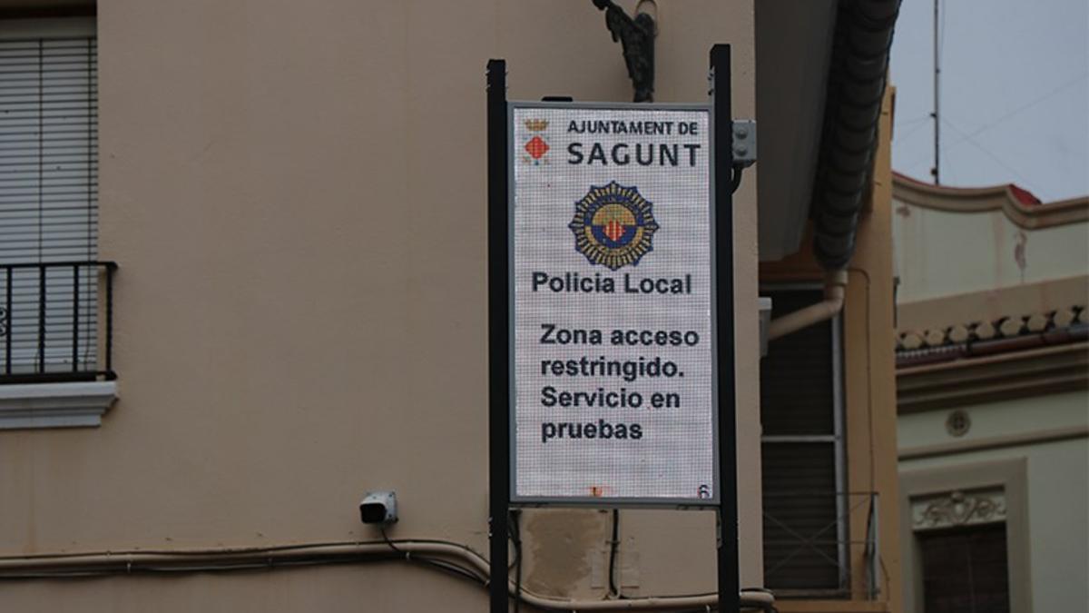 Señal policia local en la calle Mayor de Sagunt
