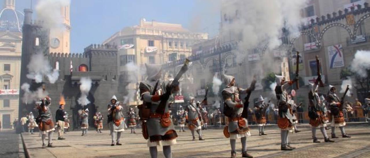 El Alardo de las Fiestas de Moros y Cristianos de Alcoy adquiere su máxima espectacularidad en la plaza de España.