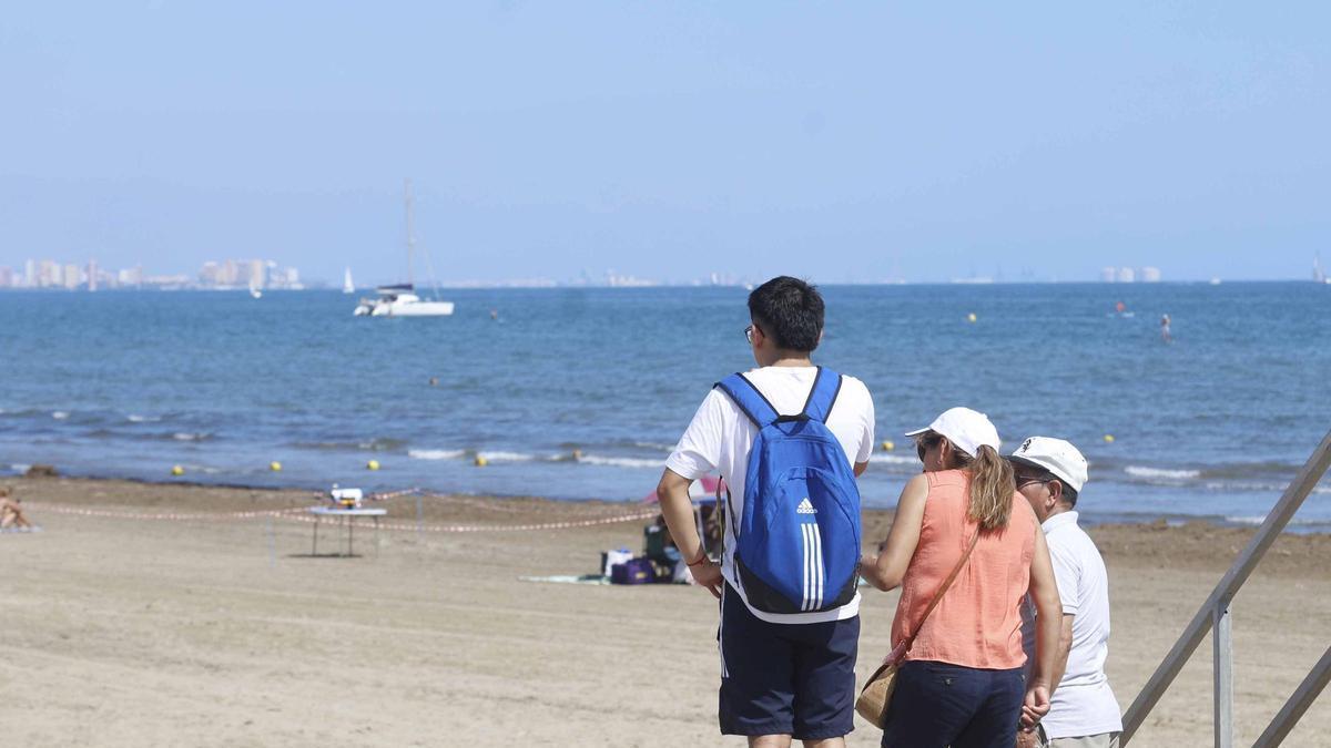 Una familia con un menor en las playas de València.