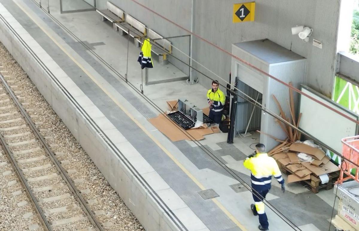 Operarios, ayer, en la nueva estación de Sama. | M. Á. G.