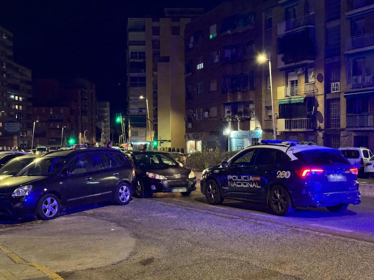 Vehículo policial junto al coche de los detenidos en la autopista.
