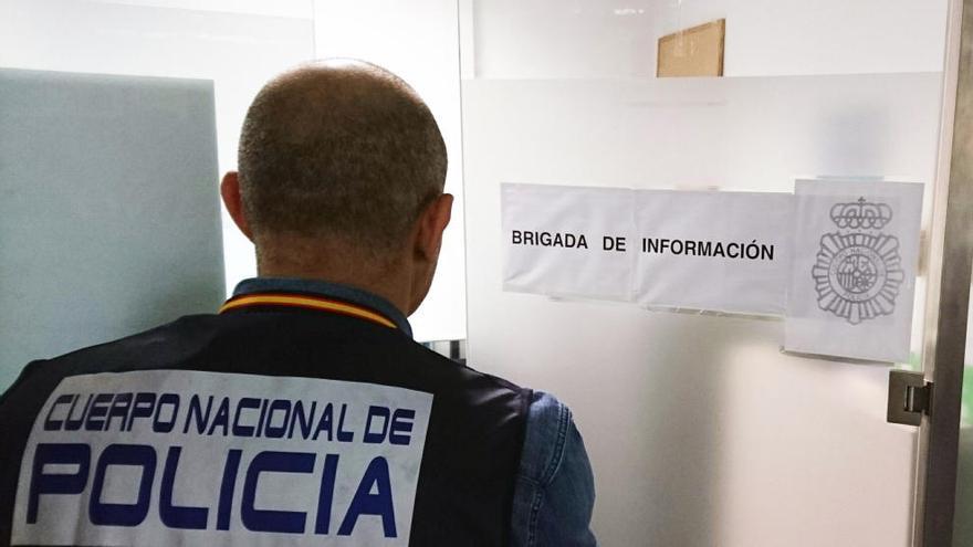 Un agente de la brigada de Información de la Policía Nacional de Cartagena