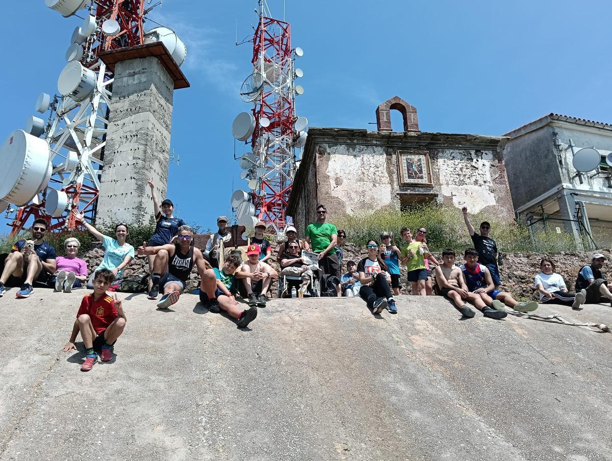Los excursionistas en las antenas, llevando El Periódico Mediterráneo en sus manos, ya que son fieles lectores.