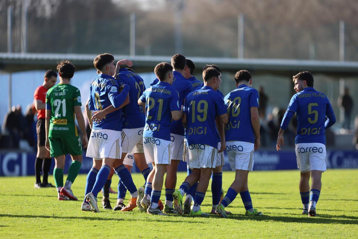 Los futbolistas del Vetusta celebran el tanto ante el Astorga.