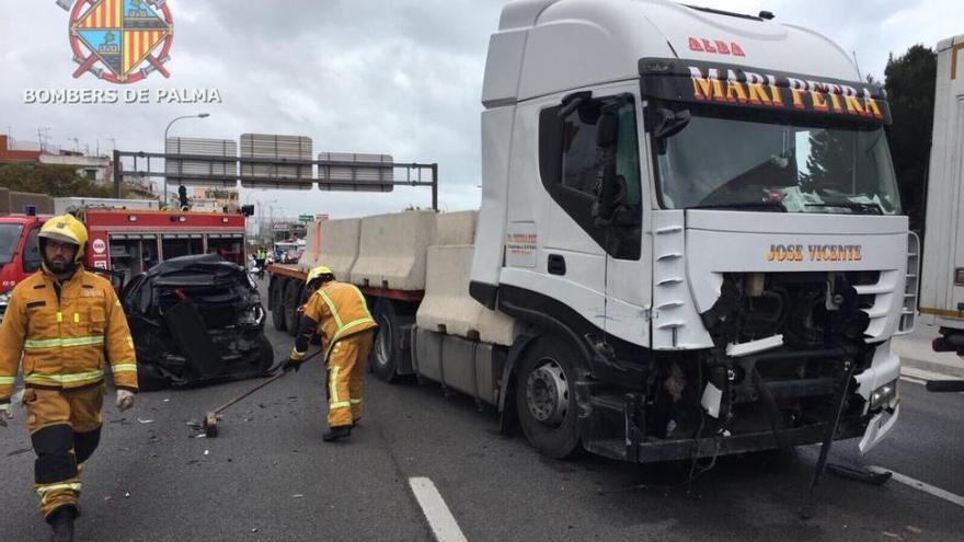 Descomunal atasco tras un accidente en la Vía de Cintura que dejó cinco heridos