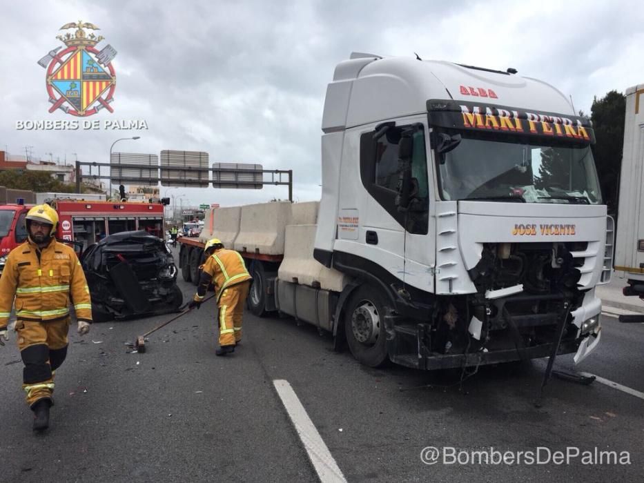 Un aparatoso accidente colapsa la Vía de Cintura y los principales accesos a Palma