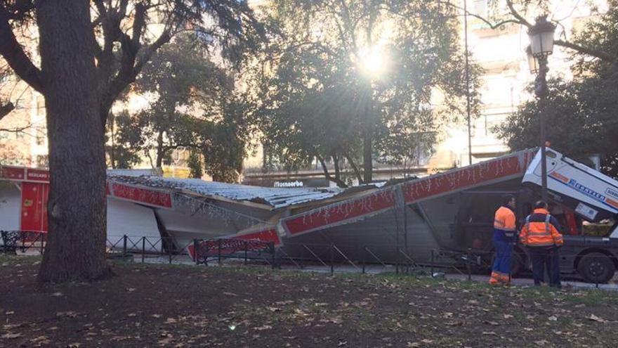 Una caseta del mercado navideño de Cáceres vence tras impactar con ella una máquina de limpieza de Conyser