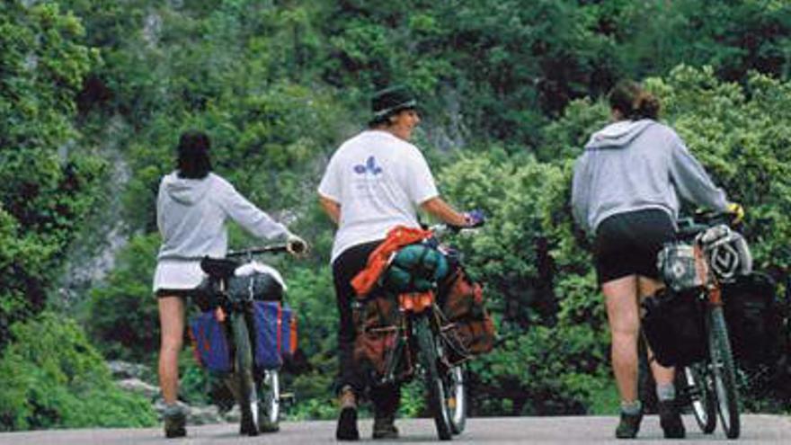 Tres cicloturistas en el parque natural de la Font Roja (Alcoi).